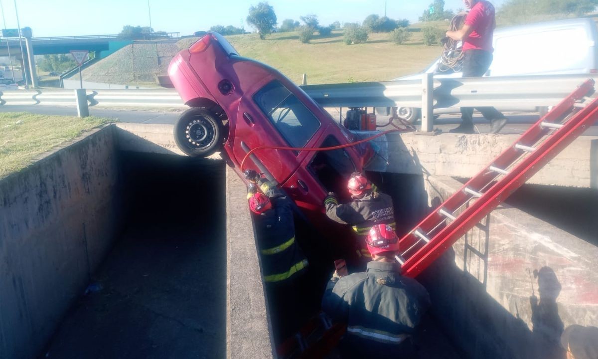Rescataron a un joven tras caer con su auto a un canal de desagüe en la Circunvalación | Córdoba