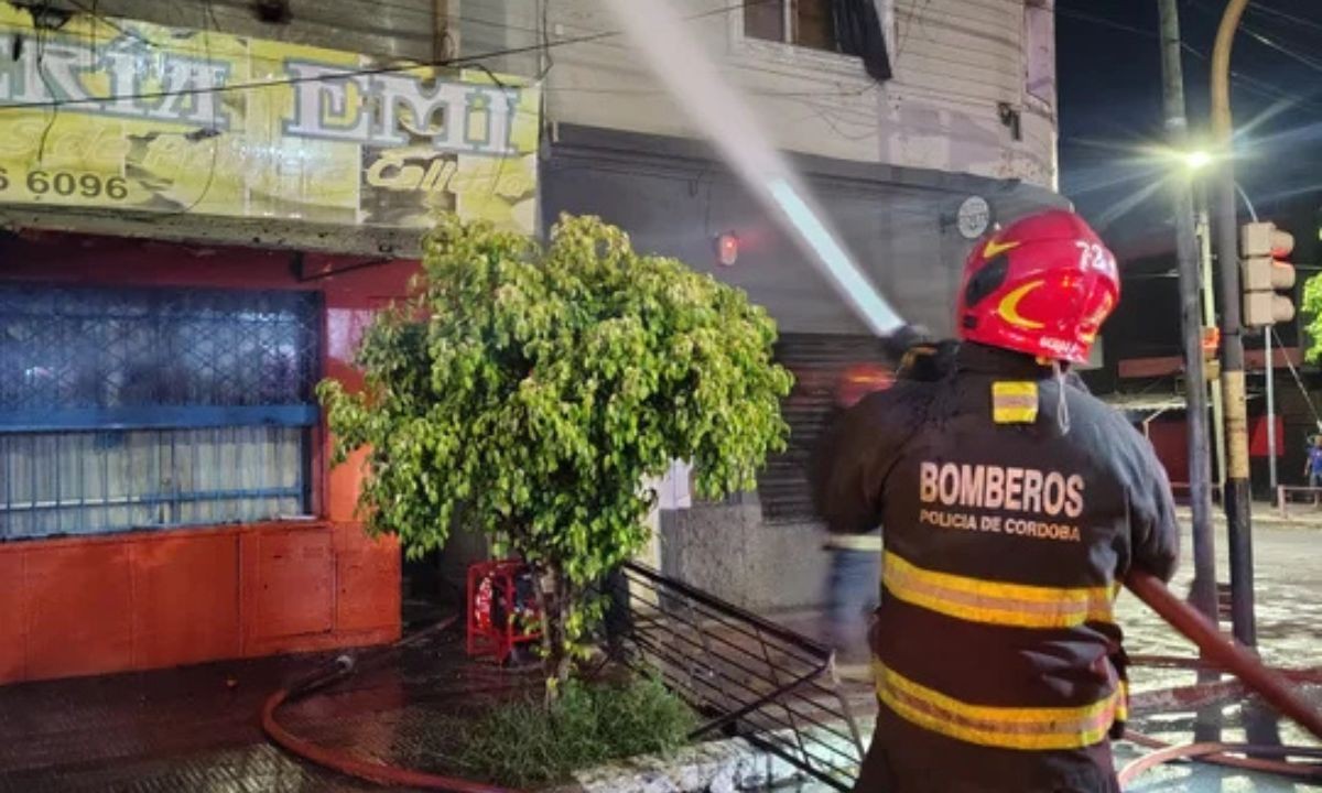 Rescataron a una mujer y un niño tras un incendio en una vivienda de Córdoba | Córdoba