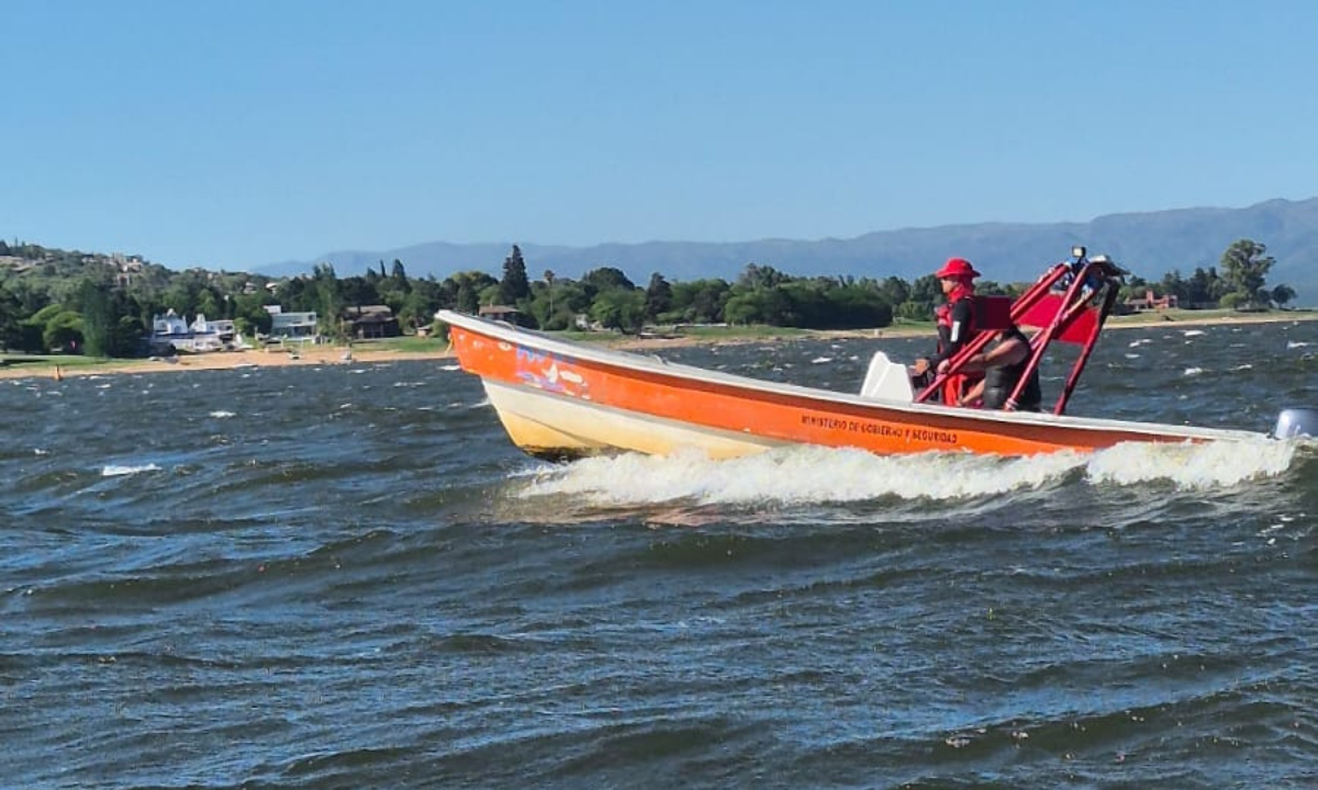Rescataron dos hombres en el Dique San Roque tras quedar a la deriva en una moto de agua | Córdoba