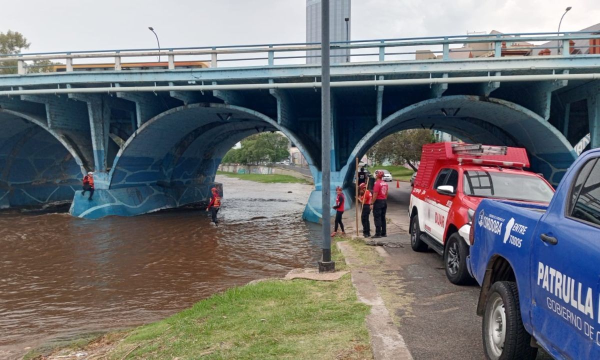 Rescate en el Puente Avellaneda: un hombre quedó atrapado por la creciente | Córdoba