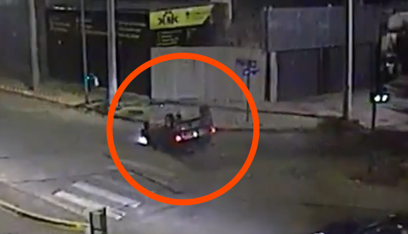 Un automovilista perdió el control de su auto y volcó en plena avenida Duarte Quirós | Córdoba