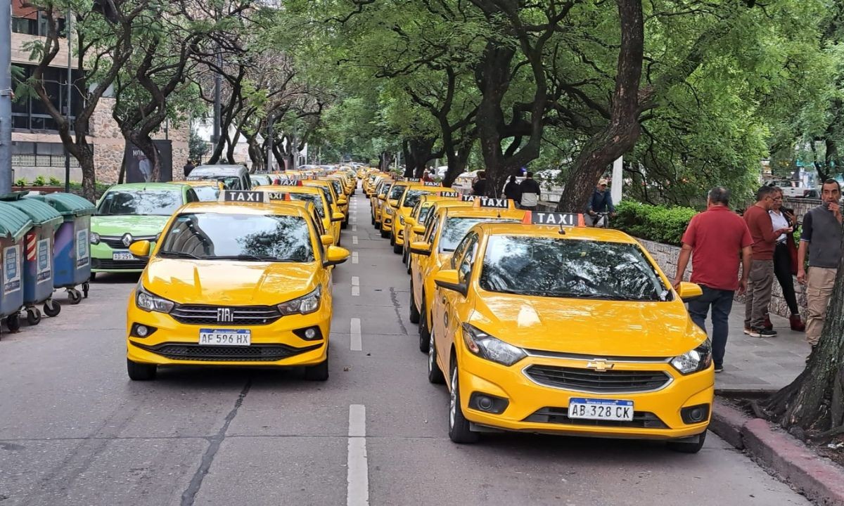 Taxistas protestan en el Centro: exigen controles a las apps de transporte | Córdoba