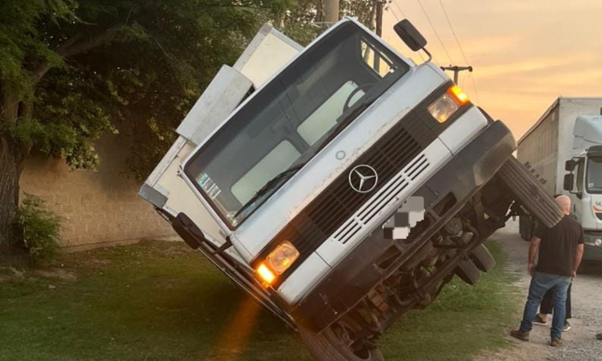 B° Comercial: un camión con fiambres cayó en una canaleta y quedó inclinado | Córdoba