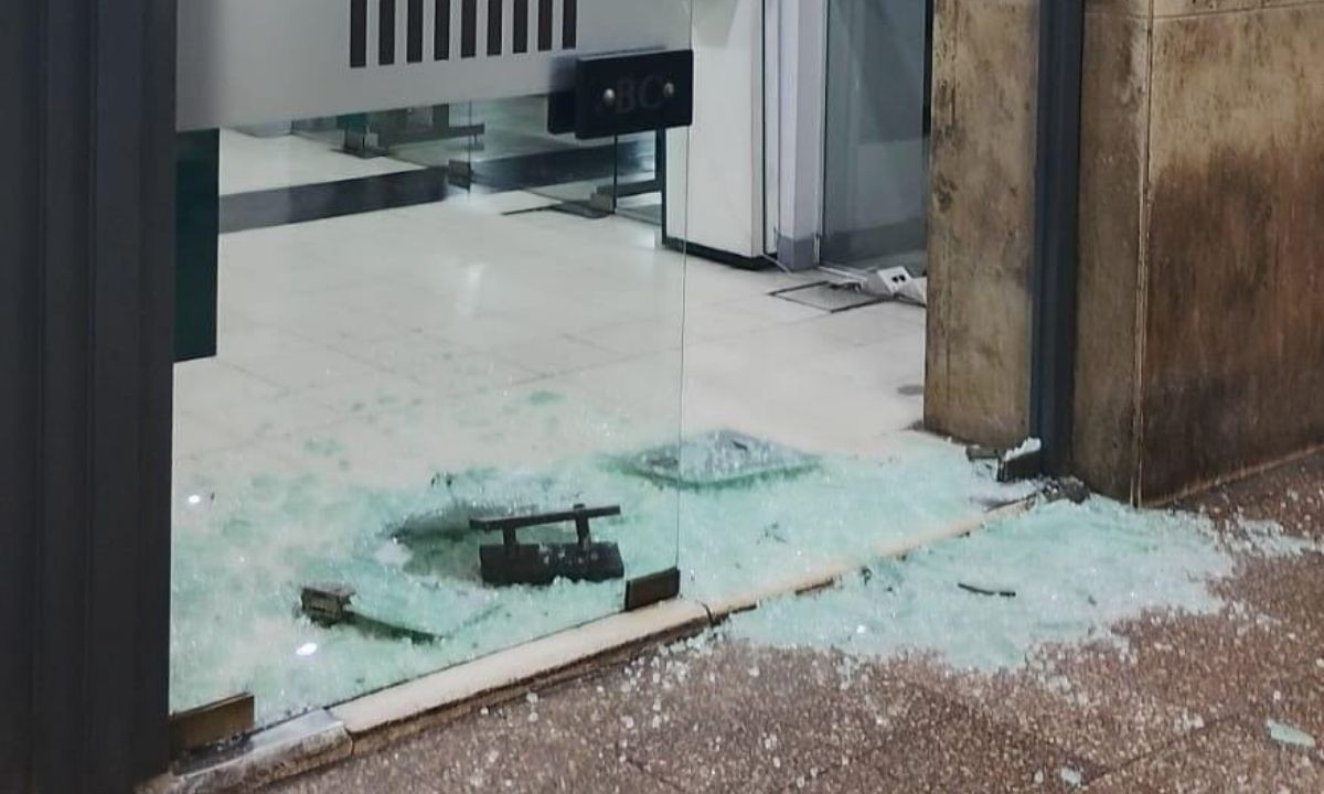 Un hombre de 37 años destrozó el vidrio de un cajero en el Centro: terminó detenido | Córdoba