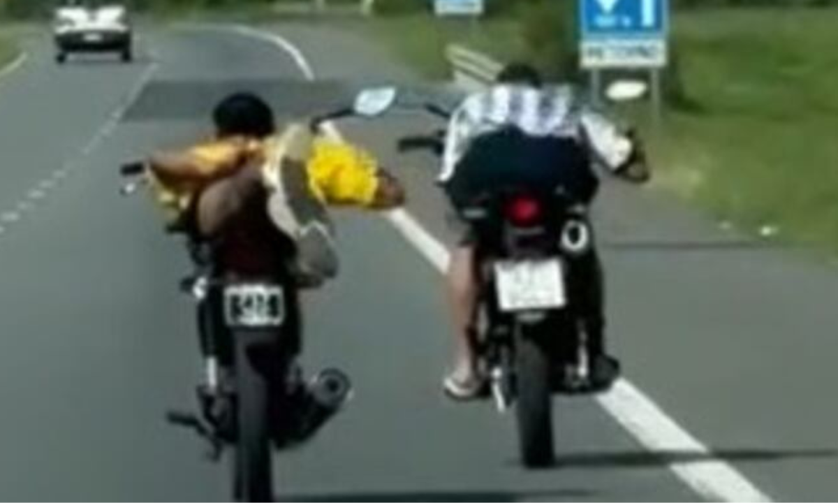 Peligro en la ruta: un motociclista se acostó sobre su moto a toda velocidad | Córdoba