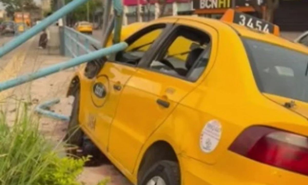 Un taxista chocó contra una parada de Solo Bus en Córdoba tras ser encerrado | Córdoba