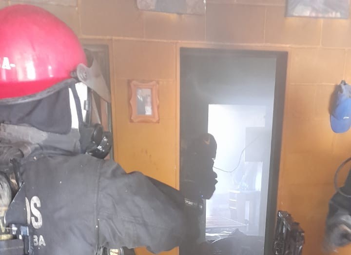 Incendio en El Chingolo: un hombre fue rescatado por vecinos y luego asistido en el hospital | Córdoba
