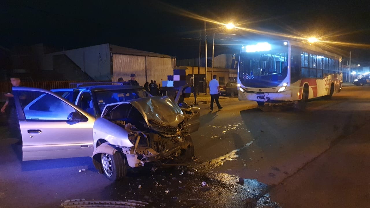 Fuerte choque entre un colectivo y un auto en Avenida del Japón: un conductor alcoholizado | Córdoba