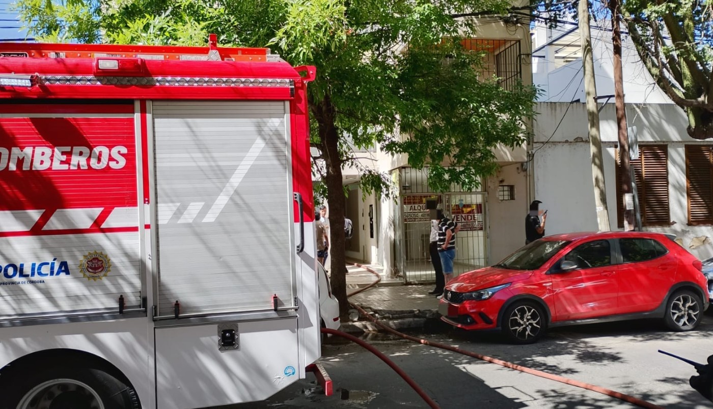 Bomberos controlaron un incendio en un edificio de barrio Observatorio: tres evacuados | Córdoba