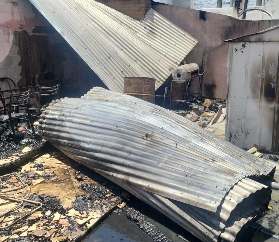 Bomberos sofocaron un incendio que destruyó por completo un quincho en barrio Las Palmas | Córdoba