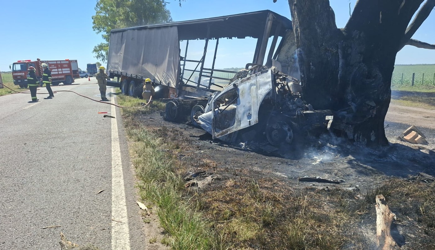 Impactó contra un árbol y el camión se incendió: el dramático episodio ocurrido en la Ruta 8 | Córdoba