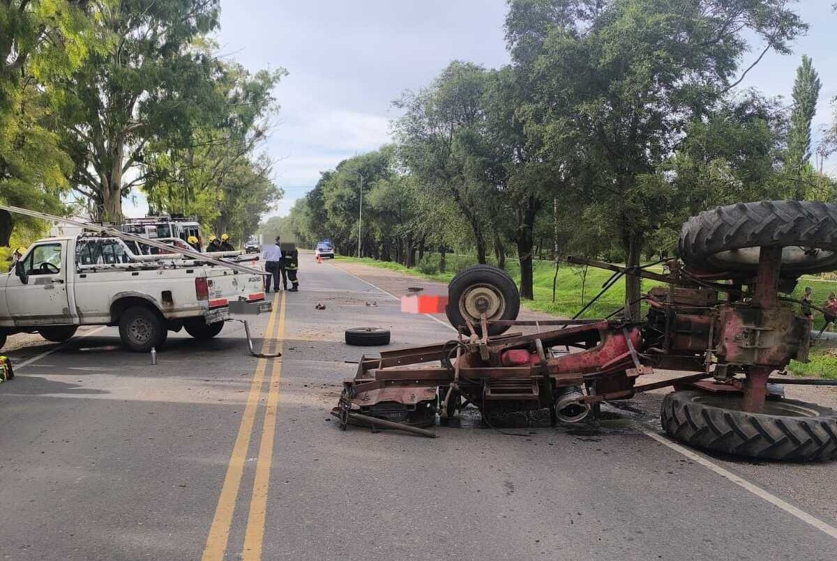 Accidente fatal en ruta 4: volcó un tractor y dejó a un joven sin vida en La Carlota | Córdoba