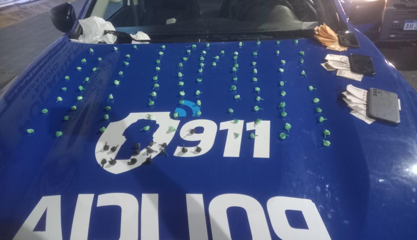 Detuvieron a un joven con más de 100 envoltorios de cocaína y dinero en efectivo | Córdoba
