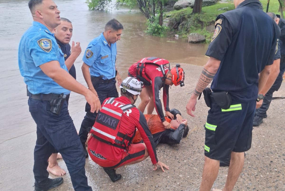 Dramático rescate en Estancia Vieja: motociclista ignoró advertencias y fue arrastrado por el río | Córdoba