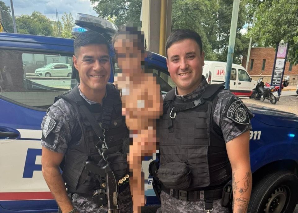 Policías salvaron a una niña de 4 años que se había ahogado con comida: está fuera de peligro | Córdoba
