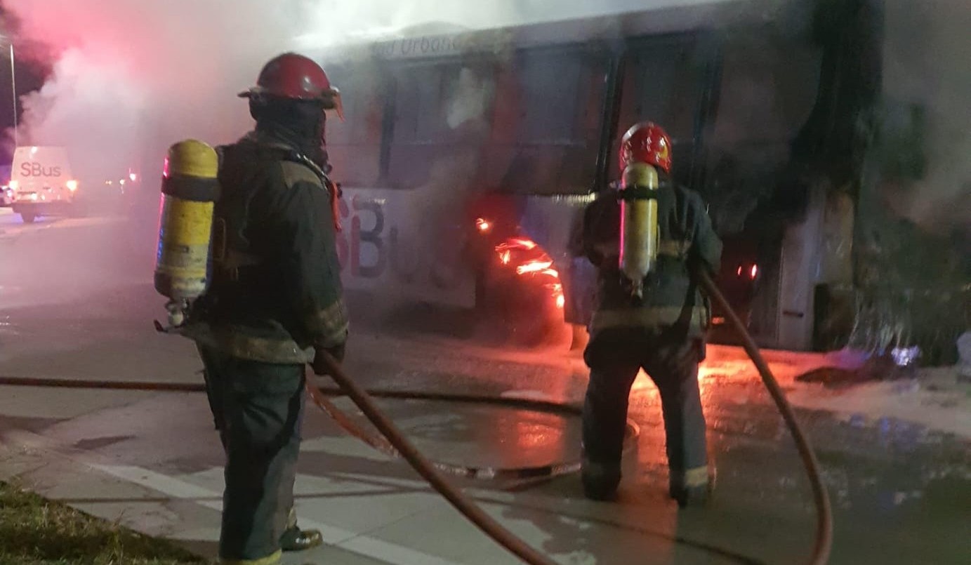 Se incendió un colectivo urbano y Bomberos controlaron el fuego: no hubo heridos | Córdoba