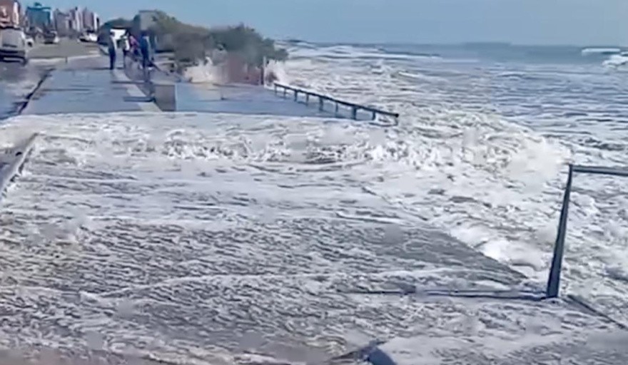 Costa sin playa: la pleamar cubrió la arena y el mar llegó hasta las carpas de los balnearios | Actualidad
