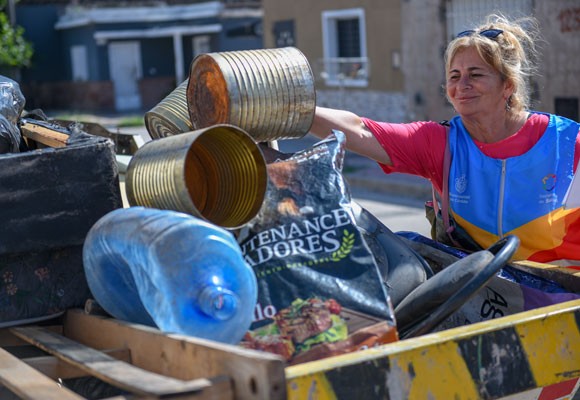 Operativos ambientales en barrios de Córdoba para eliminar posibles criaderos de dengue | Servicios