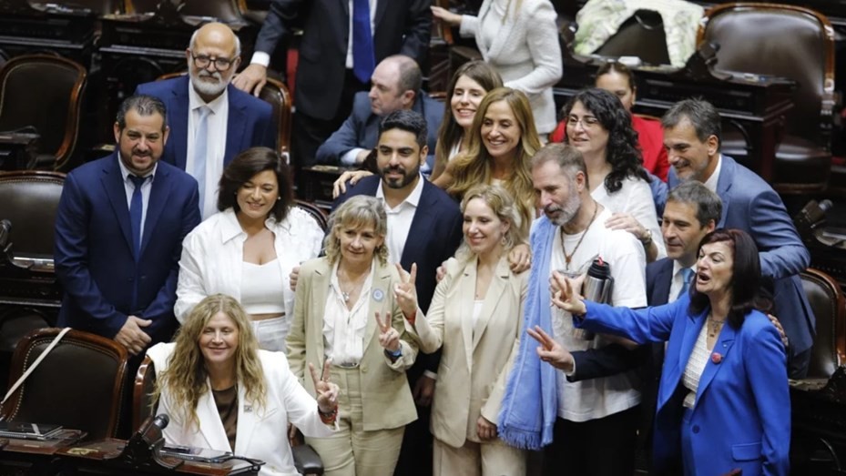 Diputados: cánticos e insultos entre libertarios y peronistas en la jura | Política y economía