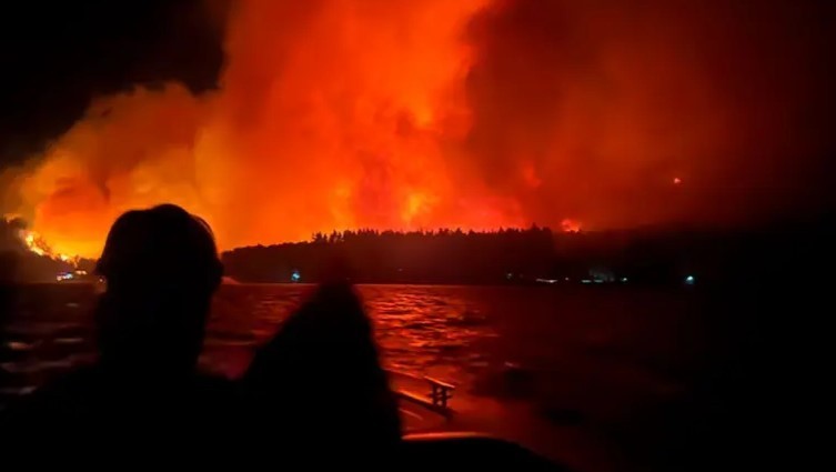 Incendio forestal en Chubut destruye decenas de casas y obliga a evacuar 700 personas | Actualidad