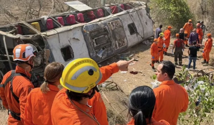 Tragedia en Brasil: al menos 15 muertos tras volcar un colectivo en el estado de Alagoas | Internacionales