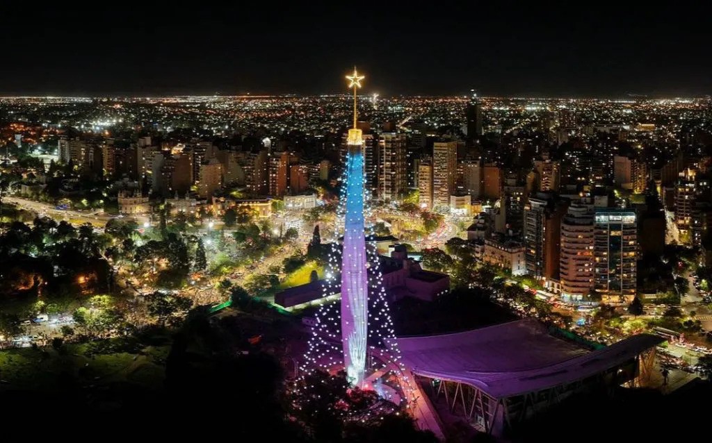 Se iluminó el icónico árbol de Navidad en el Faro del Bicentenario con gran asistencia | Córdoba