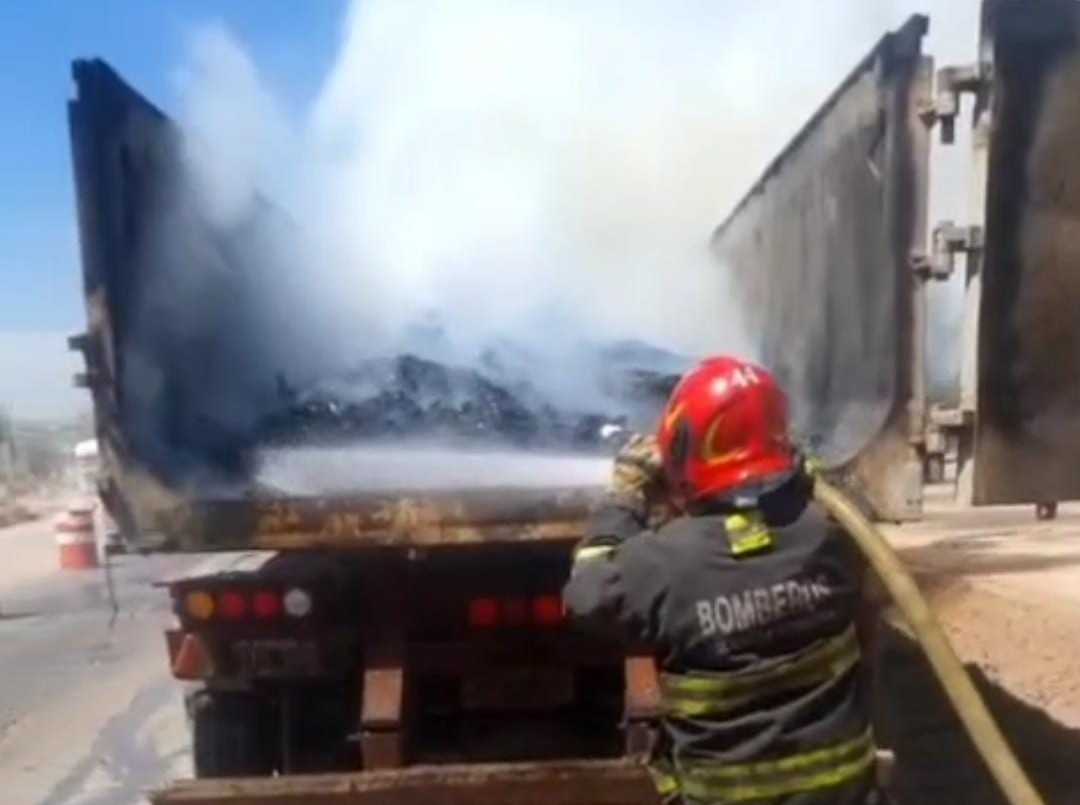 Controlaron el incendio de un camión cargado con ramas en barrio Mirizzi | Córdoba