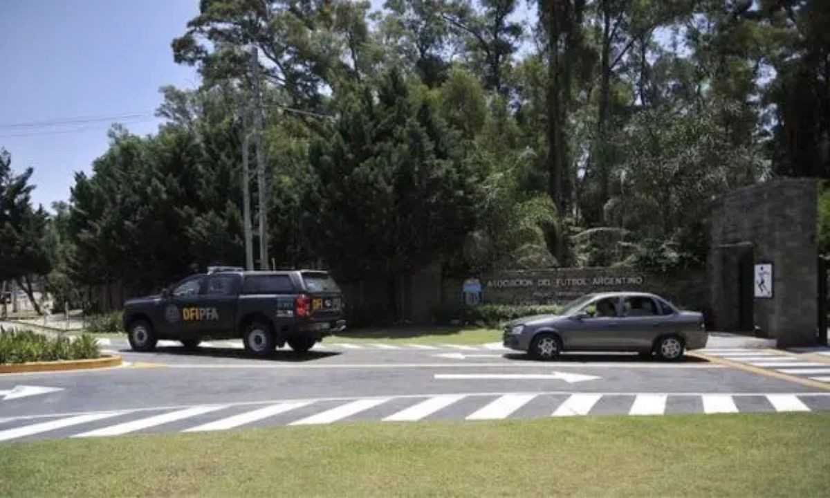 Allanaron sedes de la AFA por presuntos desvíos millonarios en el exterior | Actualidad