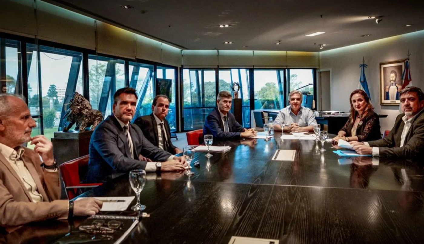 Llaryora anunció que impulsará una ley para ordenar la actividad de cuidacoches en Córdoba | Córdoba