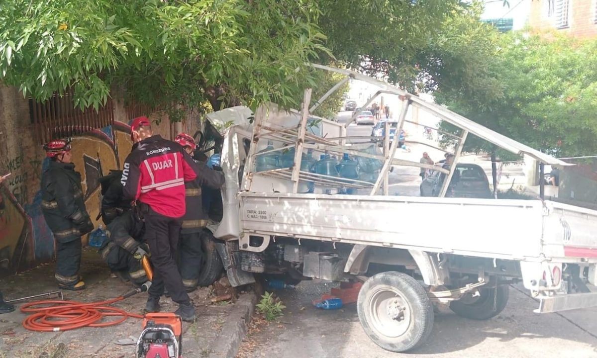 Rescate en Cofico: bomberos liberaron a un conductor atrapado tras chocar con un árbol | Córdoba