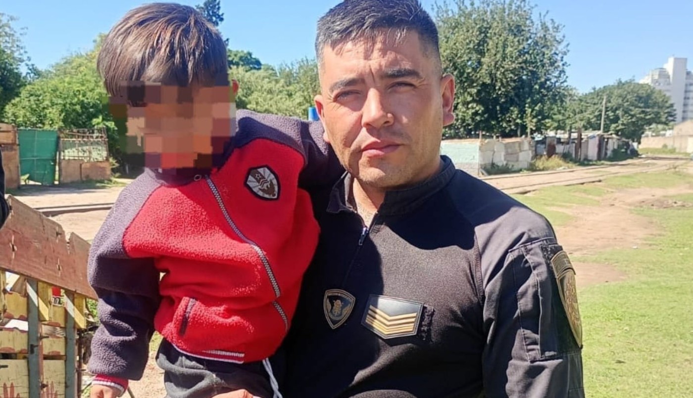 Rescate a segundos de la tragedia: un policía salvó a un niño de las vías en Córdoba | Córdoba