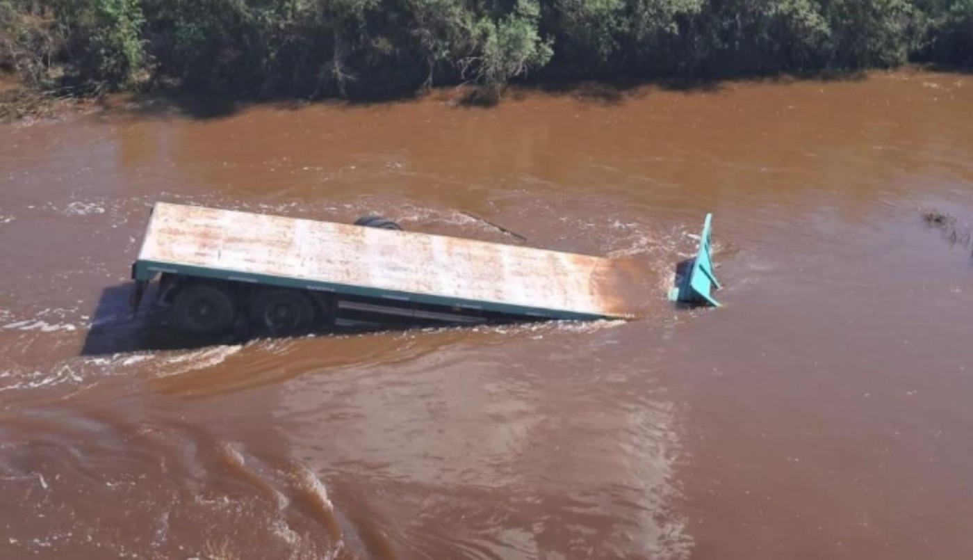 Grave accidente en la autopista Rosario-Córdoba: un camión cayó a un arroyo y buscan al conductor | Córdoba