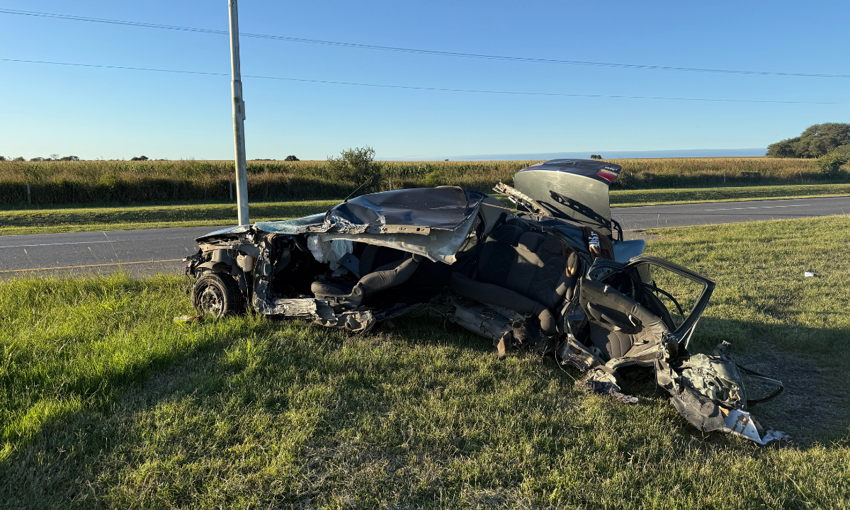 Dos jóvenes de 22 años murieron tras despistar y chocar contra un poste en Av. Armada Argentina | Córdoba