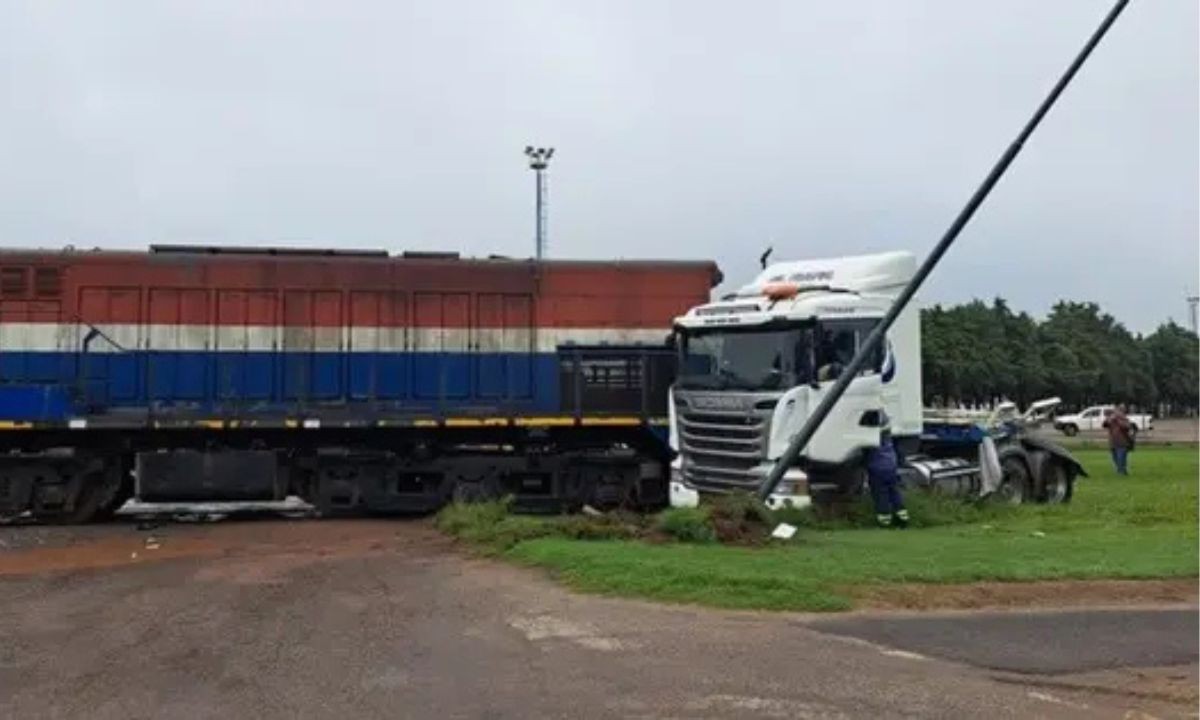 Un tren descarriló tras chocar contra un camión en un paso a nivel de General Cabrera | Córdoba