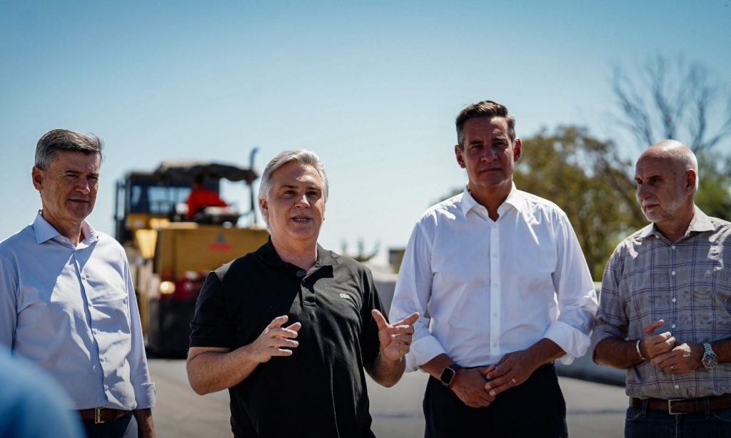 Martín Llaryora supervisó el asfaltado del viaducto en la salida de Valle Escondido | Córdoba