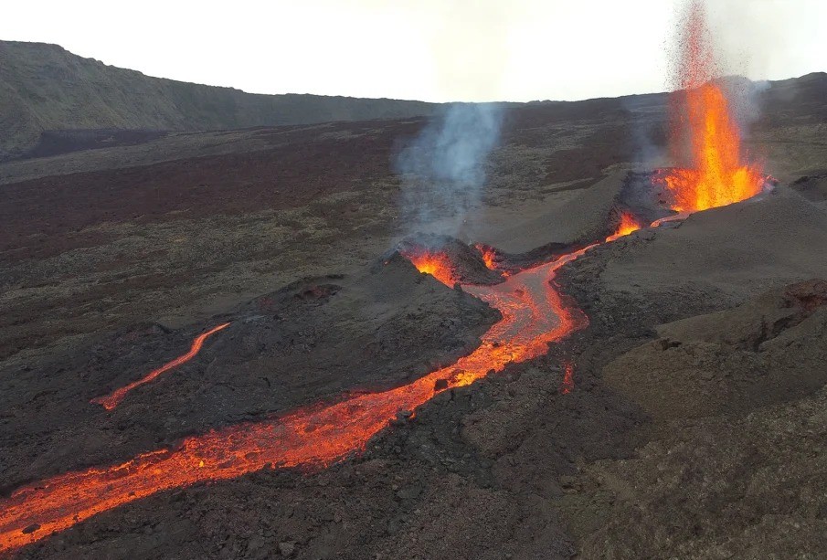 Impresionante erupción: un río de lava del volcán Piton de la Fournaise recorrió siete kilómetros hasta el mar | Internacionales