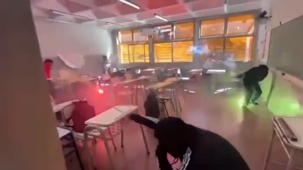 Alumnos protagonizaron una peligrosa “guerra” de bengalas dentro de una escuela de Catamarca | Actualidad