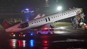 Tragedia en Nueva York: un avión chocó con un vehículo en plena pista y murieron dos pilotos | Internacionales