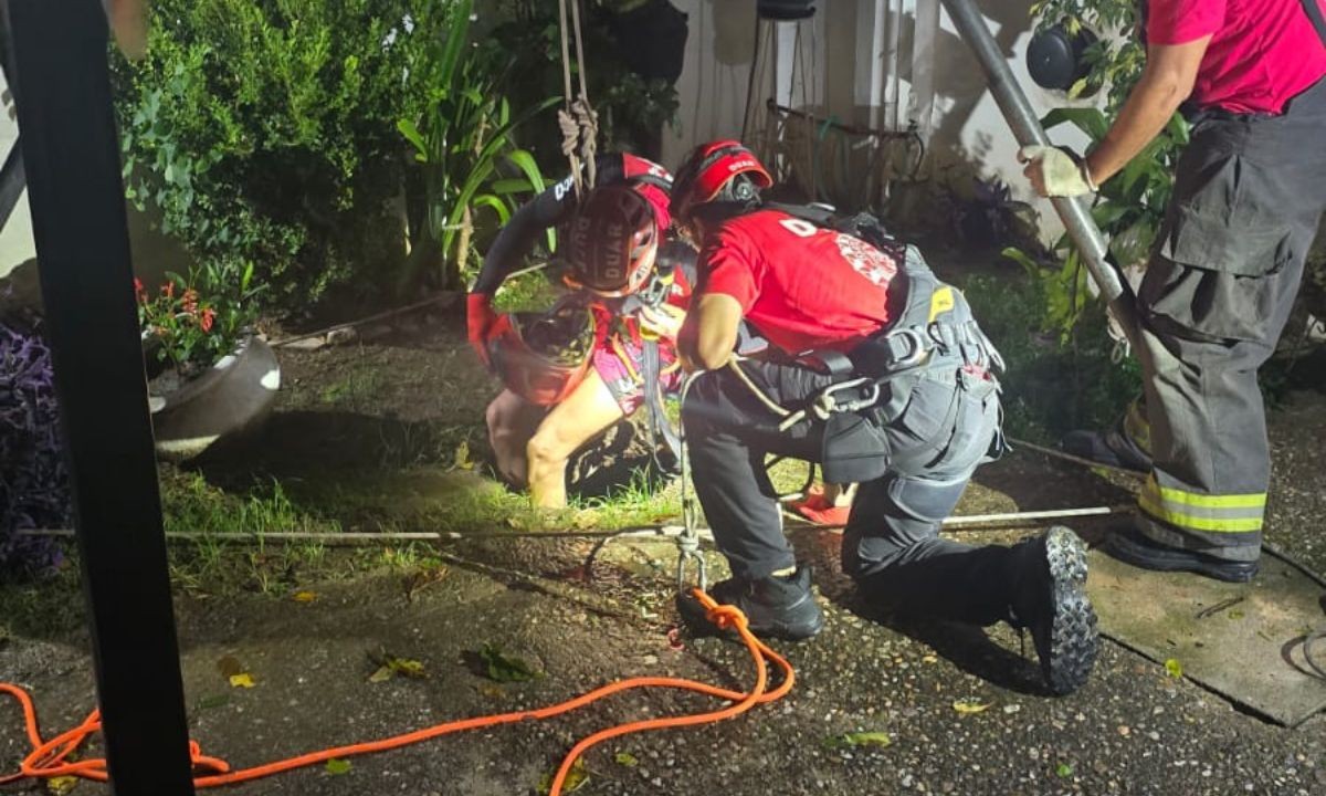 Bomberos rescataron a una mujer de 85 años que cayó a un pozo ciego en Córdoba | Córdoba
