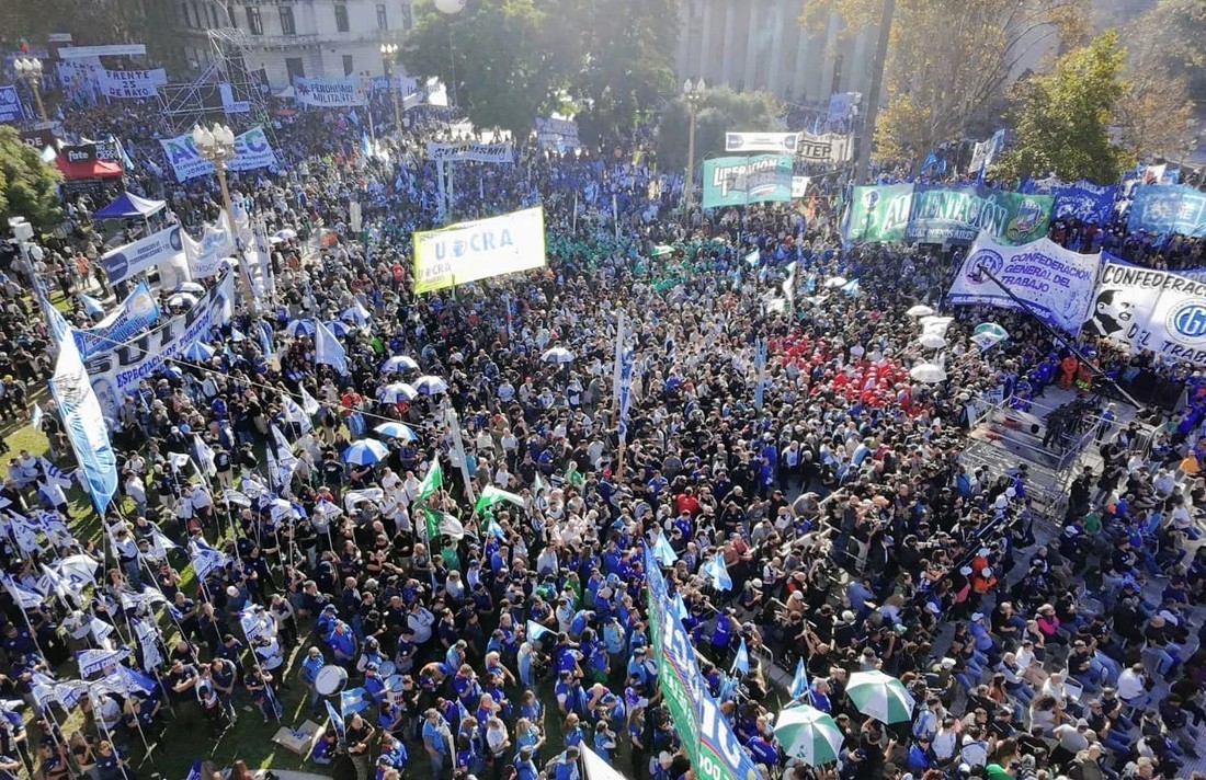 La CGT movilizó en Plaza de Mayo y cuestionó con dureza la gestión de Javier Milei | Política y economía
