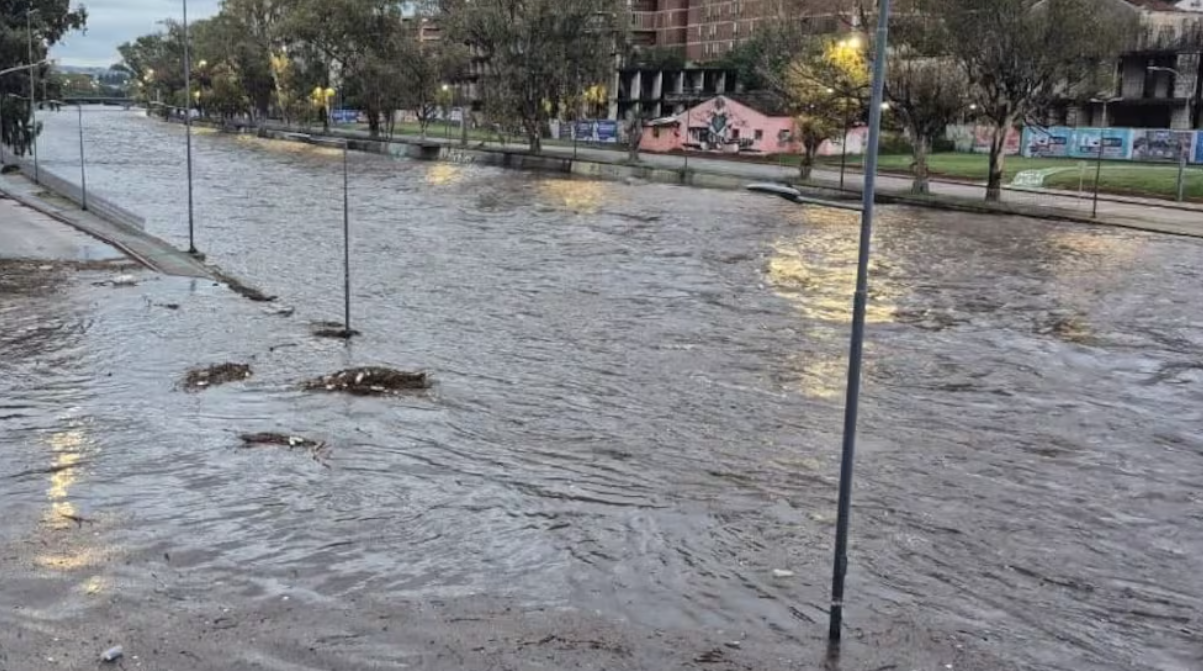 Cortes en tramos bajos de Costanera por acumulación de agua en la calzada y zonas críticas | Servicios