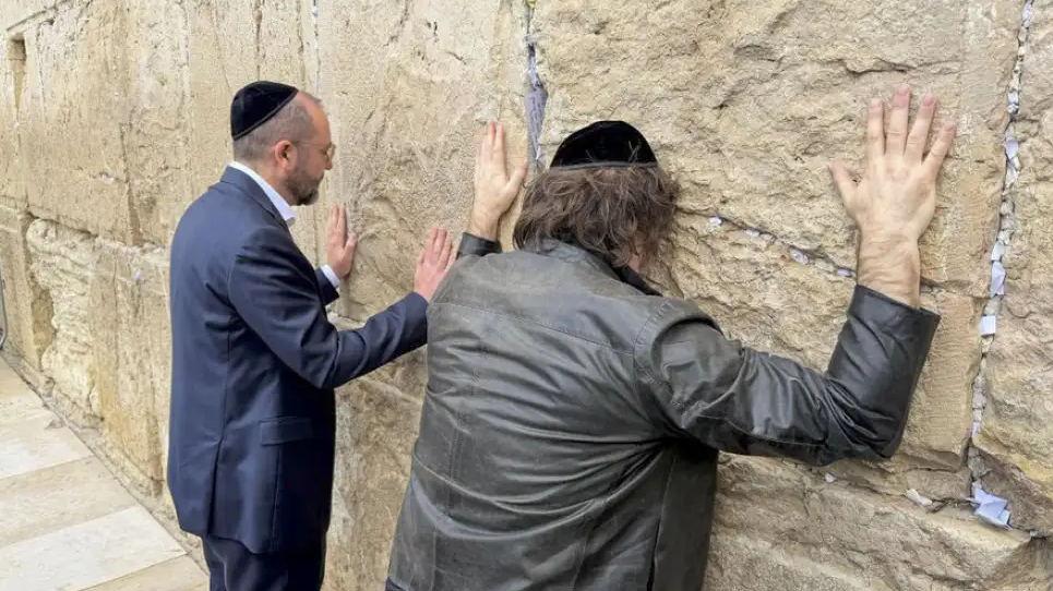 Javier Milei inició su visita en Israel con una oración en el Muro de los Lamentos | Internacionales