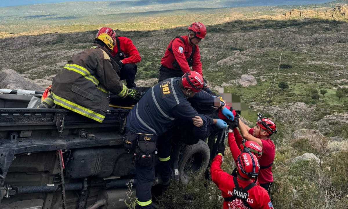 Rescataron a un hombre tras caer 30 metros con su camioneta en Altas Cumbres | Córdoba