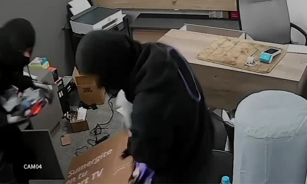 Inseguridad: cuatro delincuentes desvalijaron un local de celulares en Monte Cristo | Córdoba