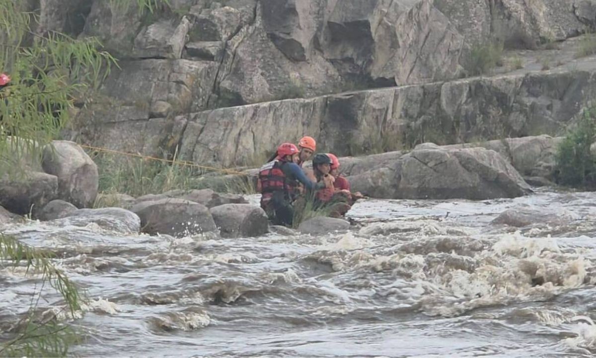 Dramático rescate en Mina Clavero: una mujer fue salvada tras la crecida del río | Córdoba