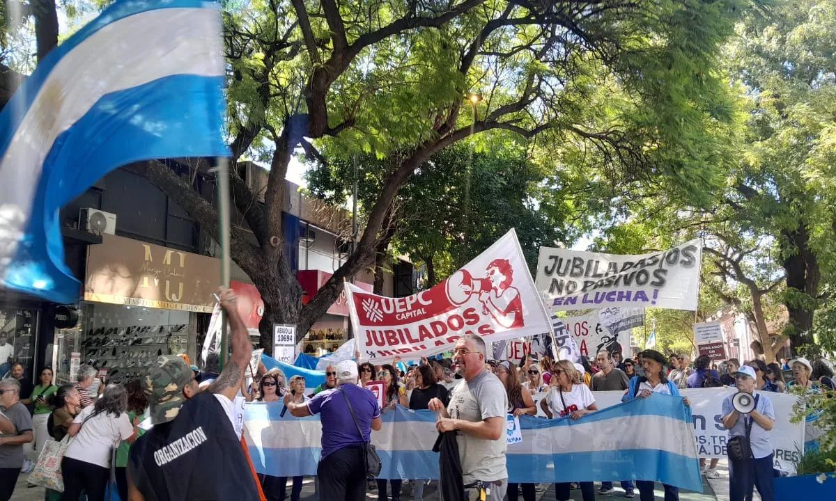 Jubilados marchan por la crisis en PAMI: médicos y pacientes exigen soluciones | Córdoba