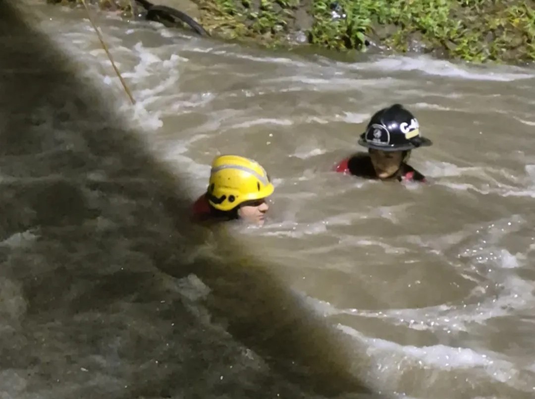 Rescate extremo: intentó cruzar un vado cerrado y fue arrastrado por la corriente | Córdoba