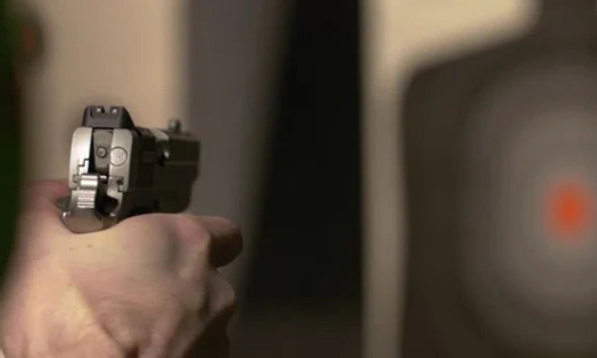 Una mujer olvidó su pistola cargada sobre el techo del auto frente a un jardín de infantes | Córdoba