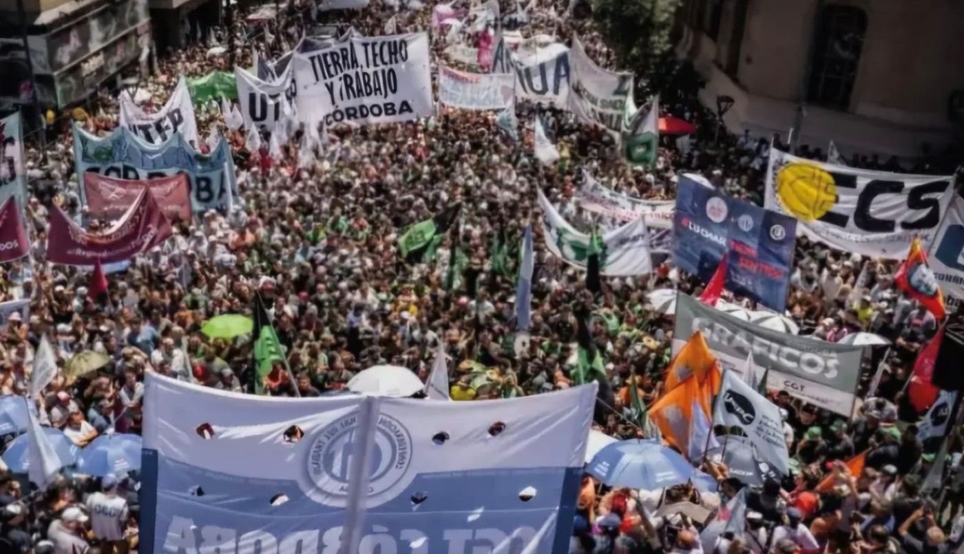 Marcha de trabajadores y gremios estatales en la antesala del Día del Trabajador | Córdoba
