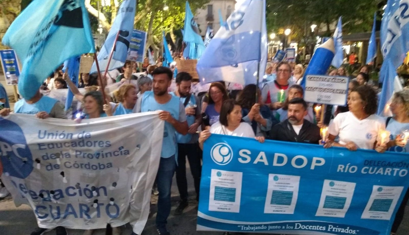 Docentes cordobeses se movilizan con antorchas en medio de la tensión salarial | Córdoba
